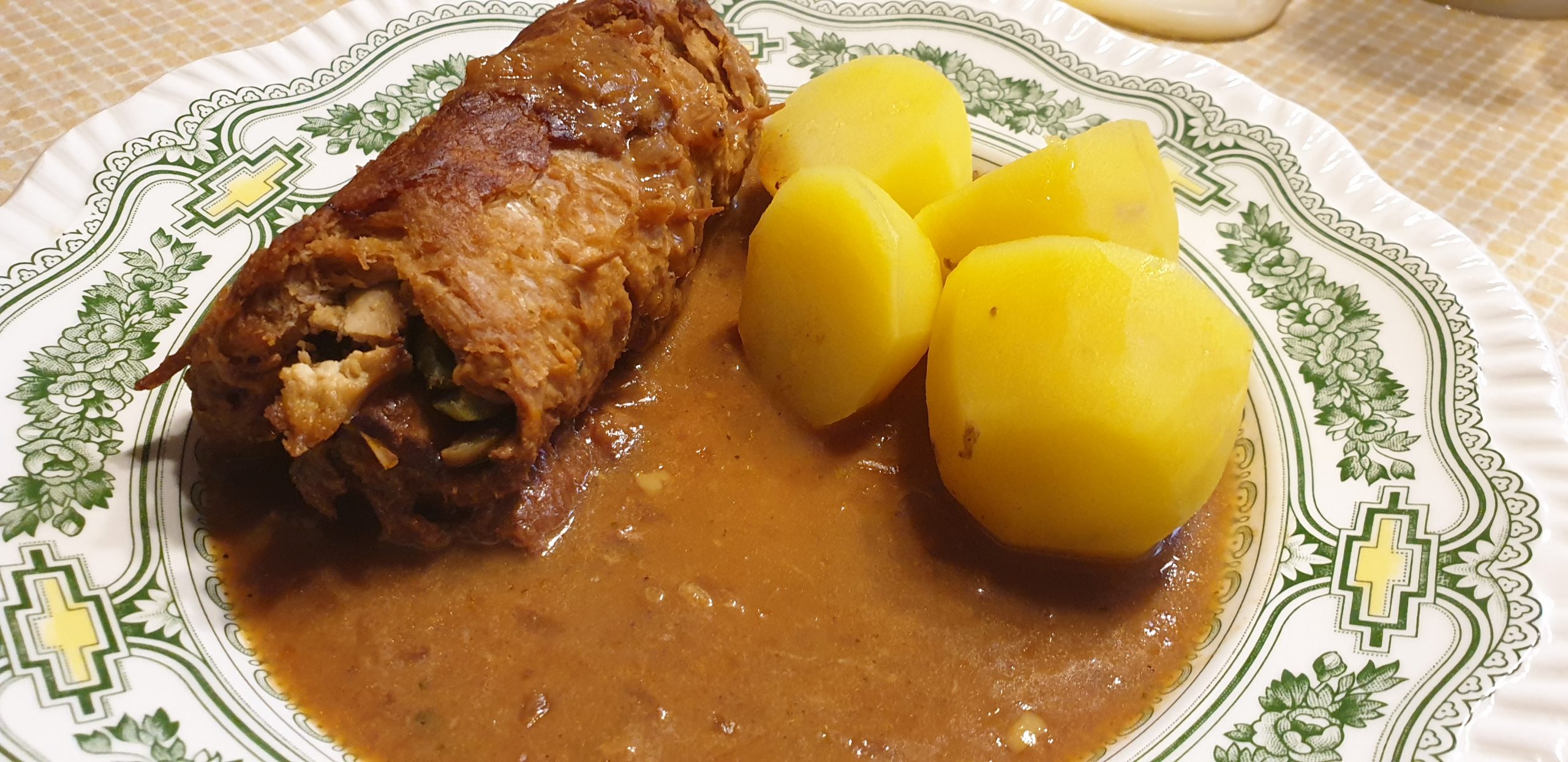 Gefüllte Rouladen mit Bratensoße - Tierschutzverein Robin Hood