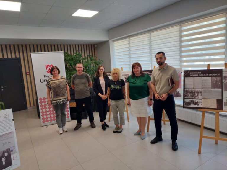 Nach dem Vortrag gibt es Zeit für Fotos. Der Vizebürgermeister, die Gründerin Marion des Tierschutzvereins Robin Hood, der Tierarzt Attila und drei weitere Angestellte der Primaria stehen gemeinsam für ein Foto bereit.