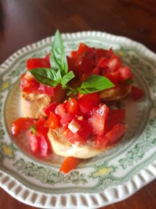 Bruschetta - Getoastes Weißbrot mit Tomatenstückchen und Basilikum